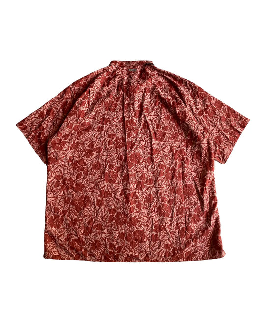 Camisa playera con detalles florales Coralu